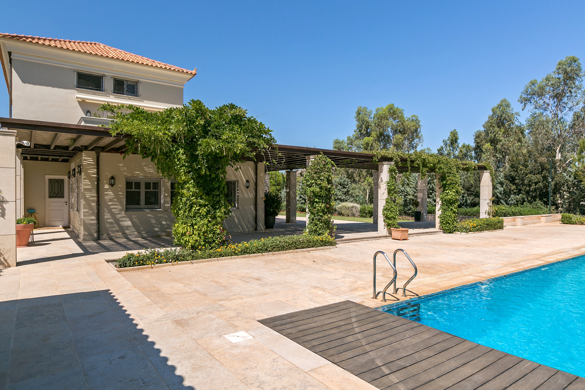 Private Houses Vari